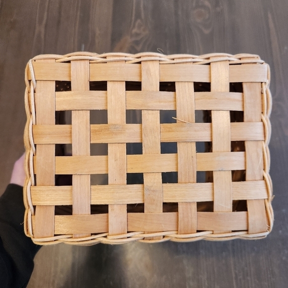 Mistletoe Christmas Basket With "Season's Greetings" Metal Riveted Sign On Front - Picture 8 of 10